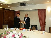 Prof. Hu Jun (left), President of Jinan University presents a souvenir to Prof. Jack Cheng (right), Pro-Vice-Chancellor